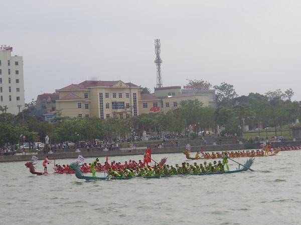 Thi bơi chải dịp Giỗ Tổ: Đắm thuyền, hàng chục VĐV chìm nghỉm Thi bơi chải dịp Giỗ Tổ: Đắm thuyền, hàng chục VĐV chìm nghỉm